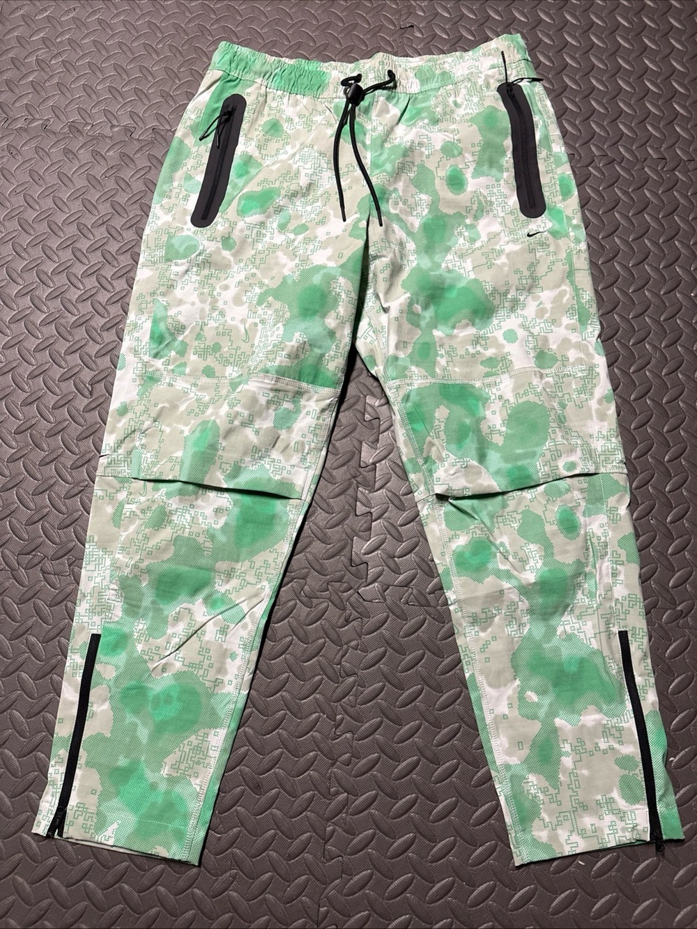 NIKE TECH WOVEN OVERSIZED CAMO PANTS SIZE LARGE BRAND NEW W/TAGS (HV0972-034)